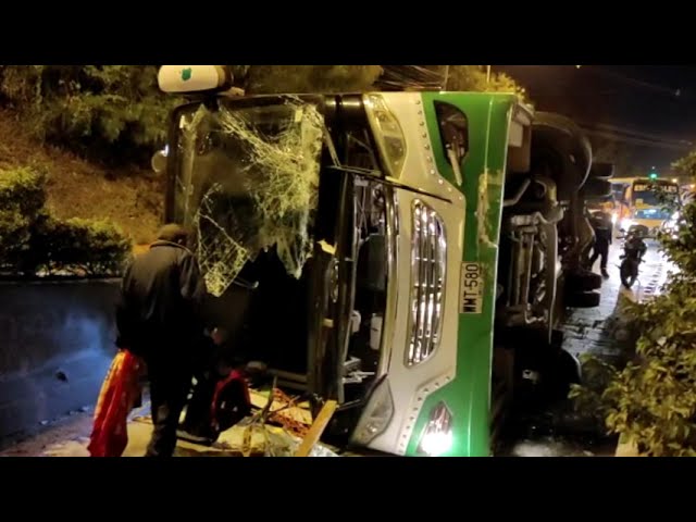 Veintiséis lesionados al volcarse en Antioquia un bus con deportistas ...